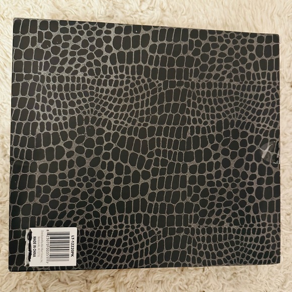 NWT 9PC Makeup Kit (includes travel case, brushes, and a vanity bottle) - Picture 3 of 4